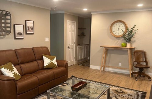 Manhattan House | Little Apple Abode - within walking distance to Bill Family Snyder Stadium