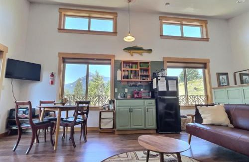 Packwood House | Little Big Fish | Wifi, BBQ, AC ,Rainier View