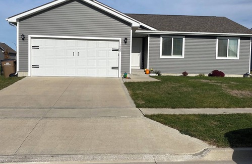 Altoona House | Little bit country, charming 3-bedroom house with WiFi, AC in Bondurant