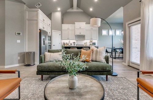 Edmond House | Live Like a Local in Luxurious Comfort!