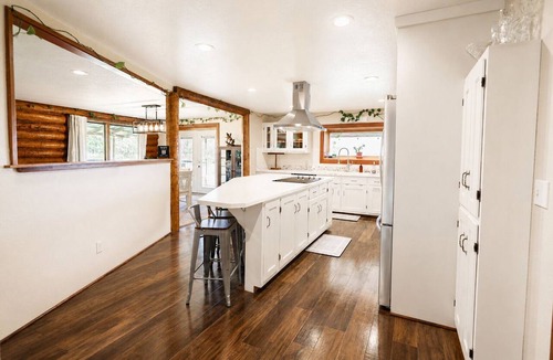 Oroville House | Livingston Lodge 20-Acre Retreat w/Hot Tub