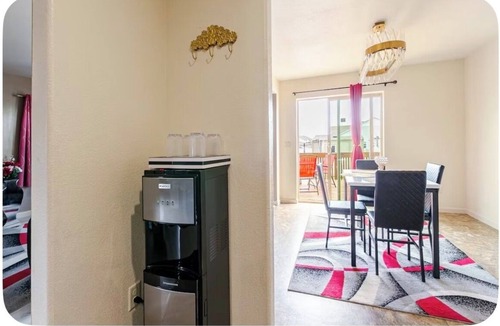 Cheyenne House | LJA Villa. 4BR Family-Friendly Townhome with Yard, AC & Coffee