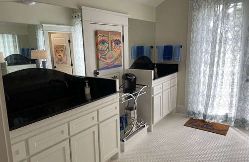 College Park House | LOCATION - LARGE RENOVATED HISTORICAL HOME- SLEEPS 4- STEPS TO KYLE FIELD