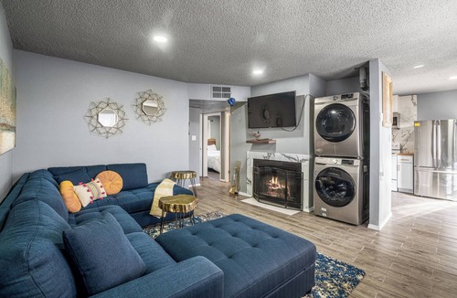 Uptown Apartment | Location!Location.LUXE Condo w/JettedTub by ABQ Uptown at Kingfisher Housing