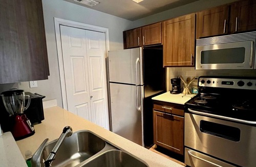 Uptown Apartment | Location Location Location! Great apartment in Uptown
