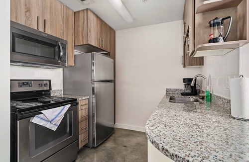 Midtown Apartment | Lodgeur | Marvelous studio w/pool view | Midtown