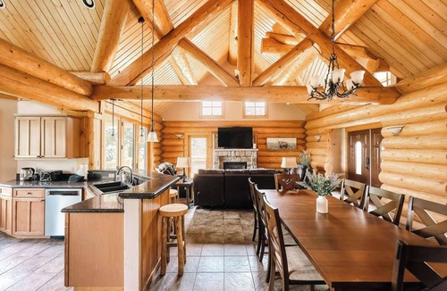 Three Peaks Cabin | Log Cabin Getaway | Hot Tub | Ski, Hike, Relax