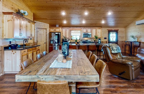Stringtown House | Log cabin in the woods - channel access, kayaks, canoe, firepit, dog-friendly