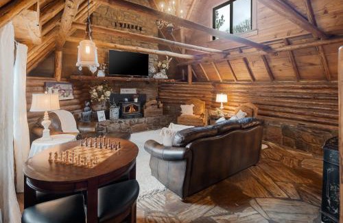 Rudy House | Log cabin-King-Soaring Ceiling-Full kitchen-The Cuddly Cow