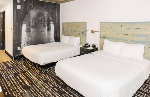 Cedars Hotel | Lorenzo by Hilton | 2 Queen | Walk to Kay Bailey, Dallas Zoo 3 Miles
