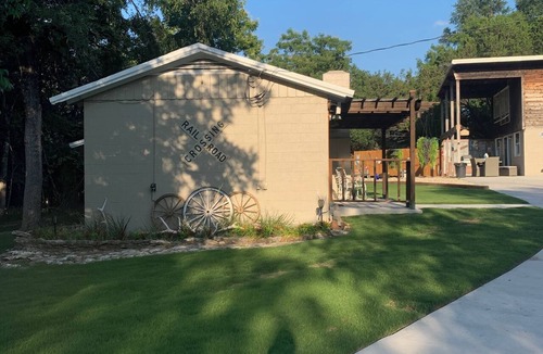 Lake Whitney Cabin | Lovely 1-bedroom cabin with AC in charming Clifton on Lake Whitney. Pool, HotTub
