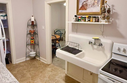 Fort Madison Apartment | Lovely 2-bedroom apartment in historic Fort Madison Park-to-Park district