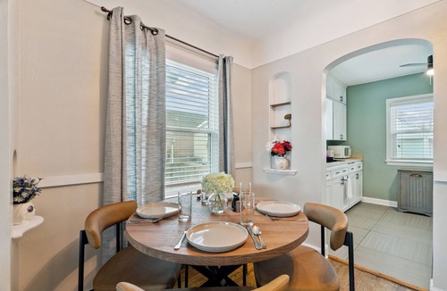 Cedar Rapids House | Lovely 2-bedroom cottage in charming Cedar Rapids