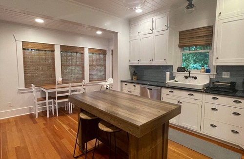 Moscow House | Lovely 4-bed/2-bath house with plenty of space for large groups