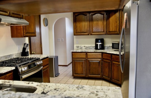 S.r. Marmon House | Lovely adobe abode in Albuquerque with WiFi, AC, Fire Pit, Hot Tub