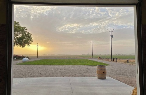 Payette County House | Lovely barn with AC in charming Fruitland, 4 minutes off I84!