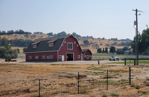 Payette County House | Lovely barn with AC in charming Fruitland, 4 minutes off I84!