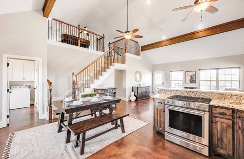 Palo Pinto County House | Lovely Chateau - Sparkling Pool - at Hells Gate