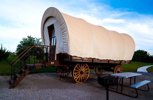 South Oklahoma City House | Lovely Conestoga-Style Covered Wagon for Glorious Glamping on Farm in Oklahoma