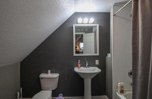 Des Moines Apartment | Lovely King Bed Loft near Downtown, free parking