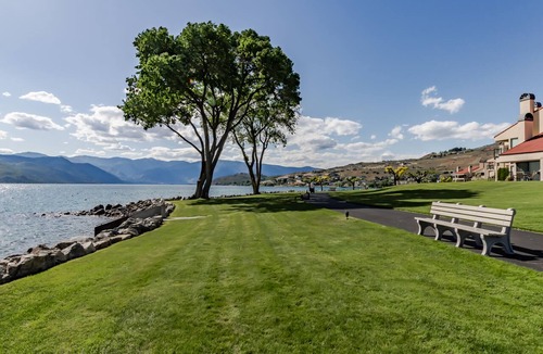 Chelan Condo | Lovely Lakefront Condo with Shared Pool, Hot Tub, Dock, & Tennis Courts