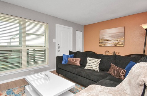 Brookhollow Apartment | Lovely Luxury amenities 💜 near Galleria 🥰Turkey Leg Hut😊 Downtown