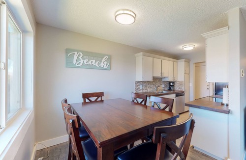 Chelan Condo | Lovely Top-Floor Condo w/Free WiFi, Private Balcony, Gas Grill, and Views