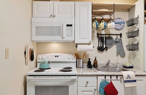 Bells Beach Apartment | Lower-Level Whidbey Hideaway Water Views + Shared Hot Tub | Morning Glory