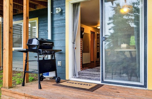 Bells Beach Apartment | Lower-Level Whidbey Hideaway Water Views + Shared Hot Tub | Morning Glory