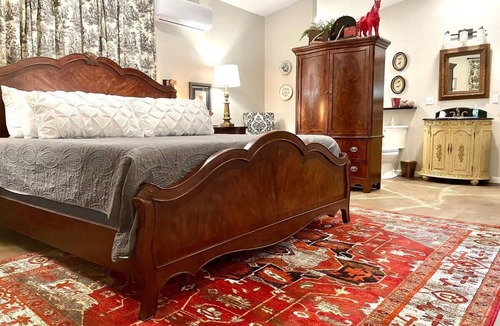 Valley View Bed & Breakfast | Lubbock Room in Red Oak Lodge @ Towering Oaks b&b