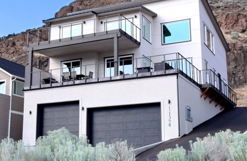 Sunland Estates House | Lux 3 bdrm/3 bath sleeps 8 in George, Wa near Gorge Amphitheater & Wine Country