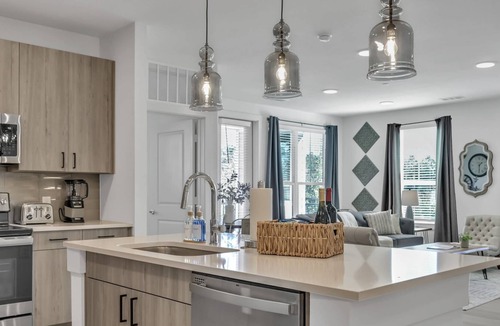 Spring Apartment | Lux Apt, Covered Parking, Workspace, Community Pool, Fitness Center