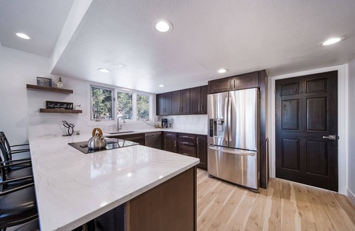 Pine House | lux Mountain View escape near Denver Red Rocks ski resort HOT TUB game room fun