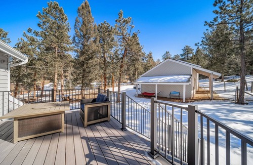 Pine House | lux Mountain View escape near Denver Red Rocks ski resort HOT TUB game room fun