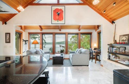 Eastsound House | Luxe Beachfront, Hot Tub, Kayaking, Walk to Town