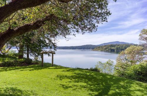 Eastsound House | Luxe Beachfront, Hot Tub, Kayaking, Walk to Town