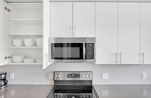West Bellevue Apartment | Luxe Bellevue 1BR w/Gym & Roof Lounge, near coffee shops, by Blueground