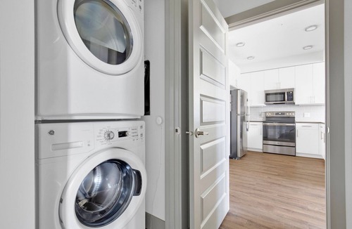 West Bellevue Apartment | Luxe Bellevue 1BR w/Gym & Roof Lounge, near coffee shops, by Blueground