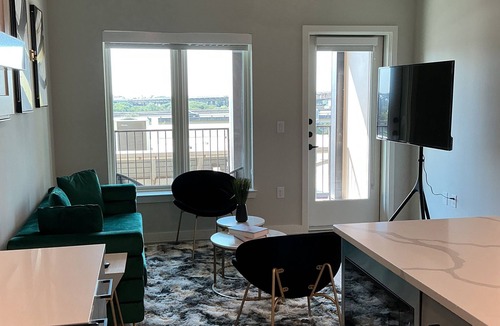 Deep Ellum Apartment | Luxe Deep Ellum Escape Pool, Coffee Bar, Gym and Workspace