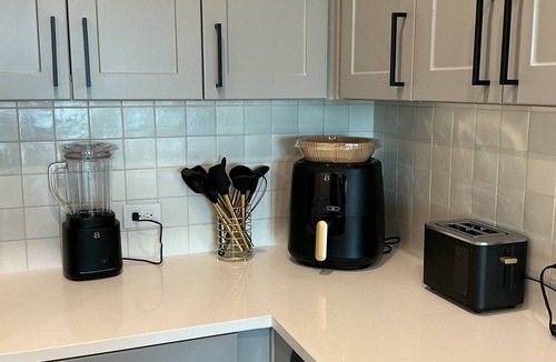 Deep Ellum Apartment | Luxe Deep Ellum Escape Pool, Coffee Bar, Gym and Workspace