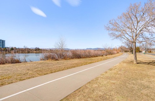 Sloan Lake Apartment | Luxe Designer Flat on Sloans Lake w/Rooftop Deck