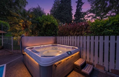 Highline House | Luxe Hidden Gem Pool, Jacuzzi, BBQ Near Airport