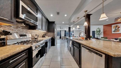 Brookhollow House | Luxe King 6BR Family Home with Fire Pit & Patio & Free Parking