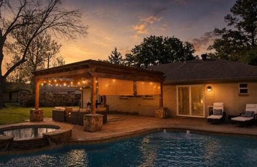 Tomball House | Luxe Pool Spa Retreat Pets Welcome!