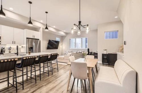 Sunnyside House | Luxe Rooftop Escape - City & Mountain Views
