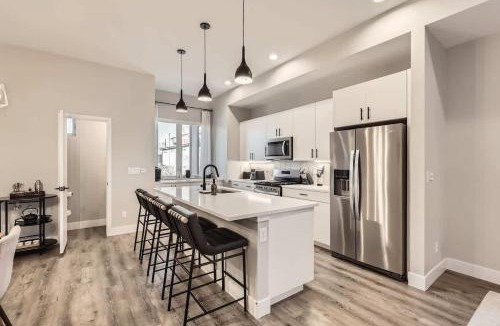 Sunnyside House | Luxe Rooftop Escape - City & Mountain Views
