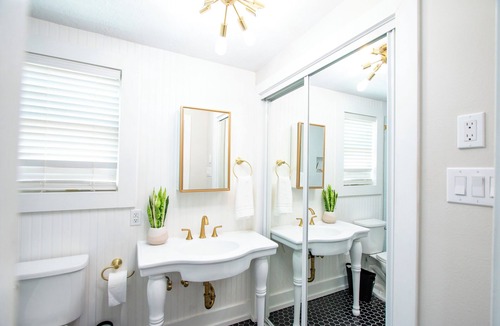 Tomball House | LUXE Stay-2 King beds, walk to dine, coffee, shop
