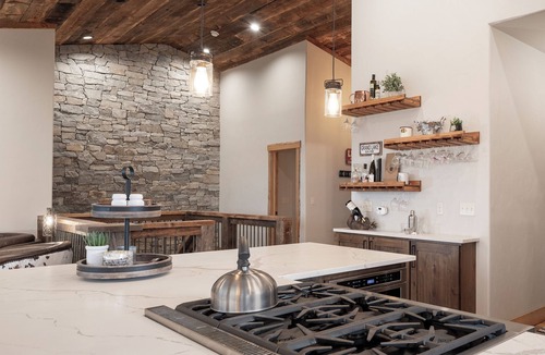 Grand Lake Ski Chalet | Luxe Summer Chalet: Epic Lake Views, Cinema & Gym - 8 Min to RMNP + Hot Tub