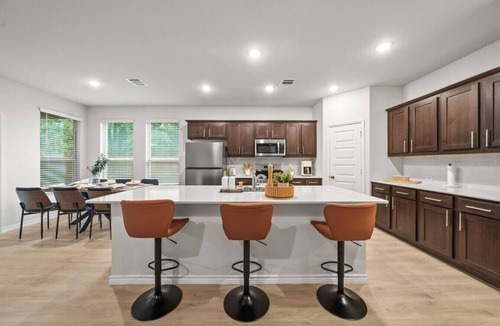 Denton House | Luxurious 4 Bed Duplex Getaway!
