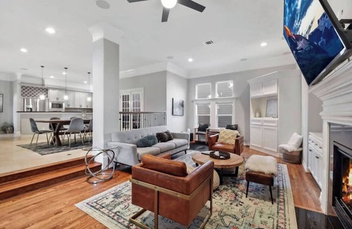 Shady Acres House | Luxurious 6BR/3.5 Wifi And Pool